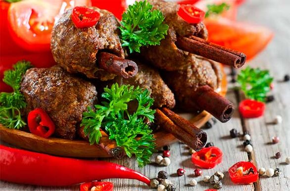 Les rouleaux de viande avec des épices et des légumes sont un exemple adéquat de nutrition.